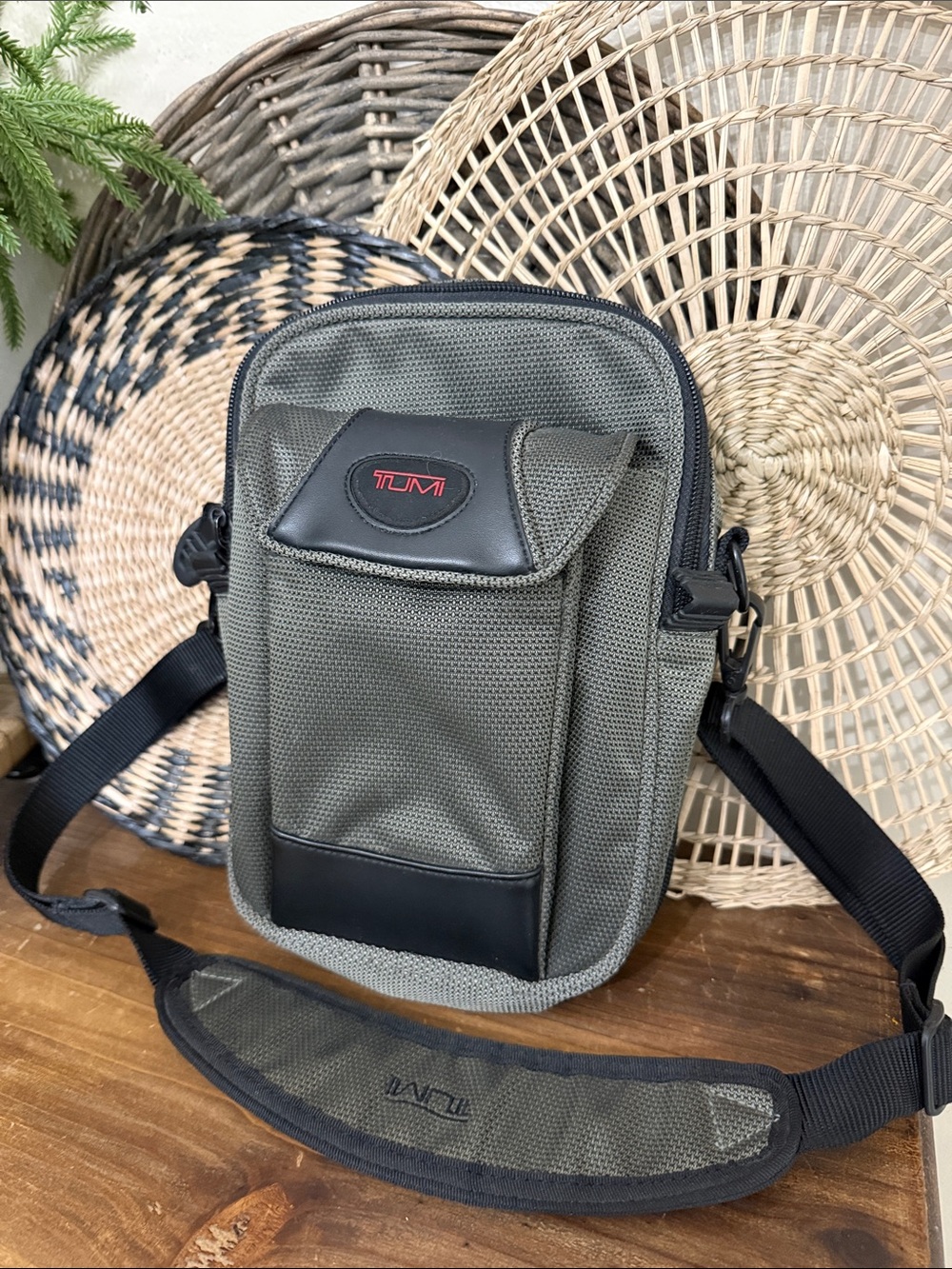 Tumi T2 Ballistic Nylon Vintage Olive Green Crossbody Messenger Bag